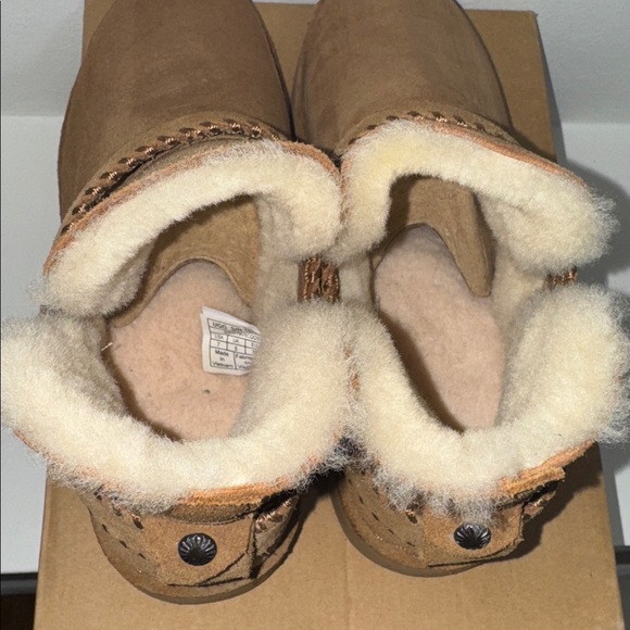 UGG W MCKAY Tan Suede Boots - Picture 4 of 8